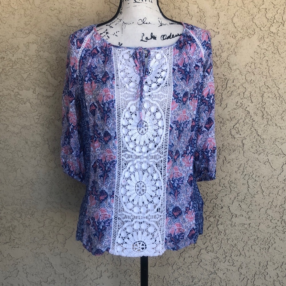 Lucy & Laurel Blue White Lace Front Boho Top size Medium